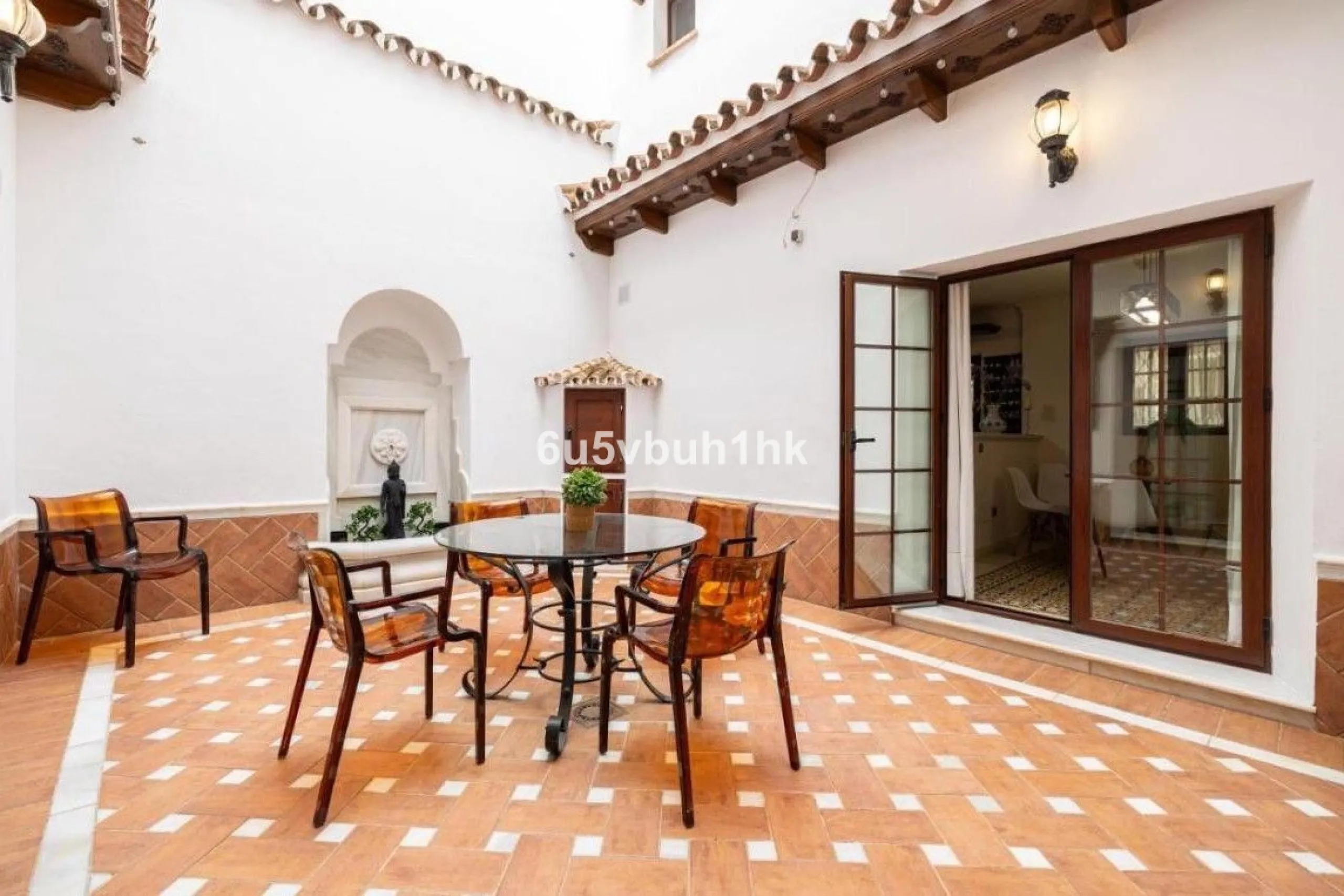 We present this beautiful home, located in the heart of Fuengirola, a gem lovingly restored with respect for its historic origins. The property retains original features that add character and exclusivity, such as its charming Sevillian patio and carefull