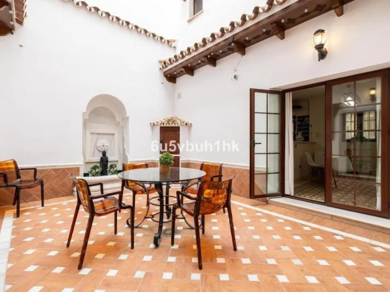 We present this beautiful home, located in the heart of Fuengirola, a gem lovingly restored with respect for its historic origins. The property retains original features that add character and exclusivity, such as its charming Sevillian patio and carefull