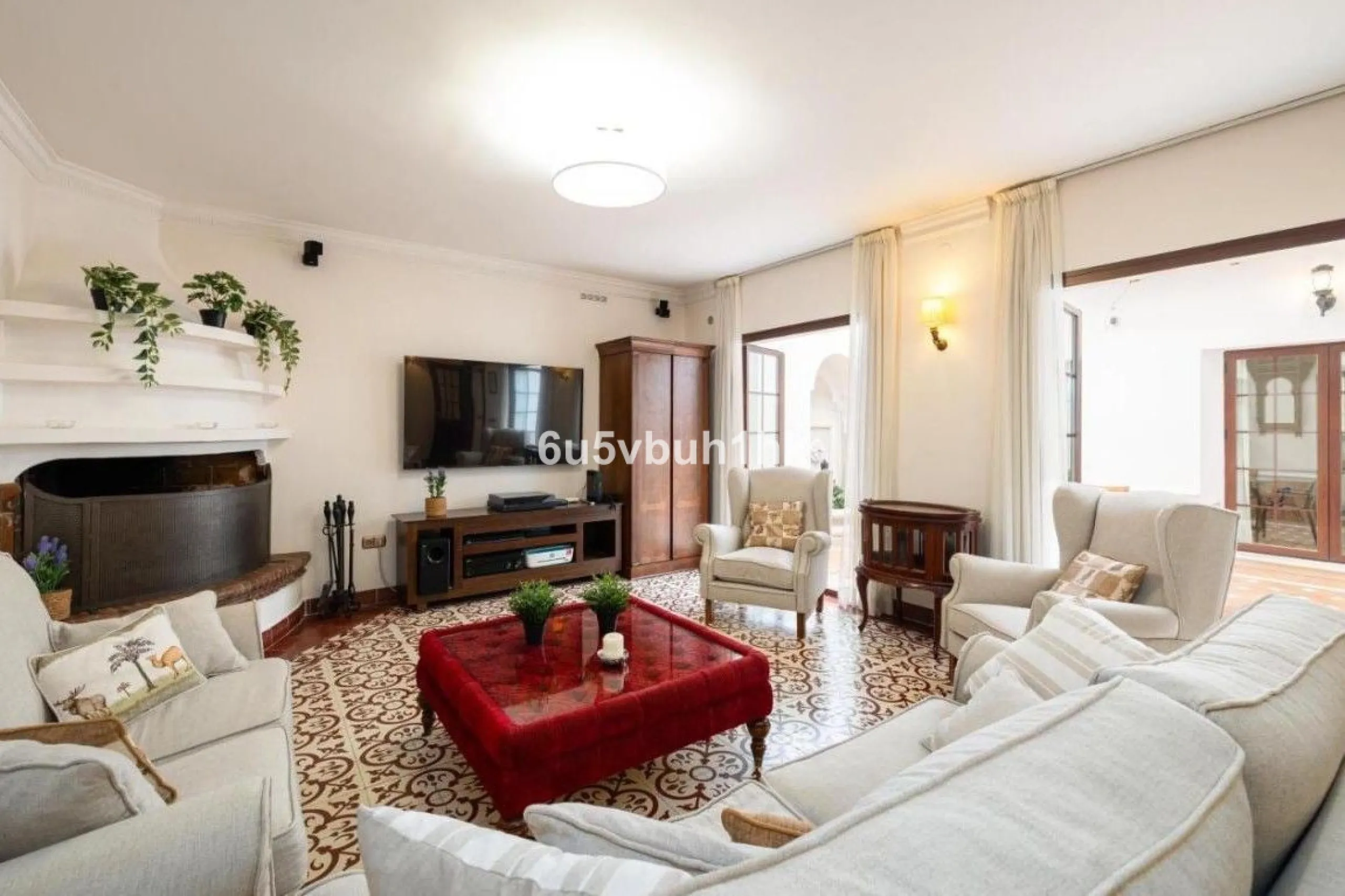 We present this beautiful home, located in the heart of Fuengirola, a gem lovingly restored with respect for its historic origins. The property retains original features that add character and exclusivity, such as its charming Sevillian patio and carefull