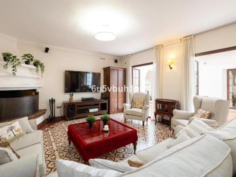 We present this beautiful home, located in the heart of Fuengirola, a gem lovingly restored with respect for its historic origins. The property retains original features that add character and exclusivity, such as its charming Sevillian patio and carefull