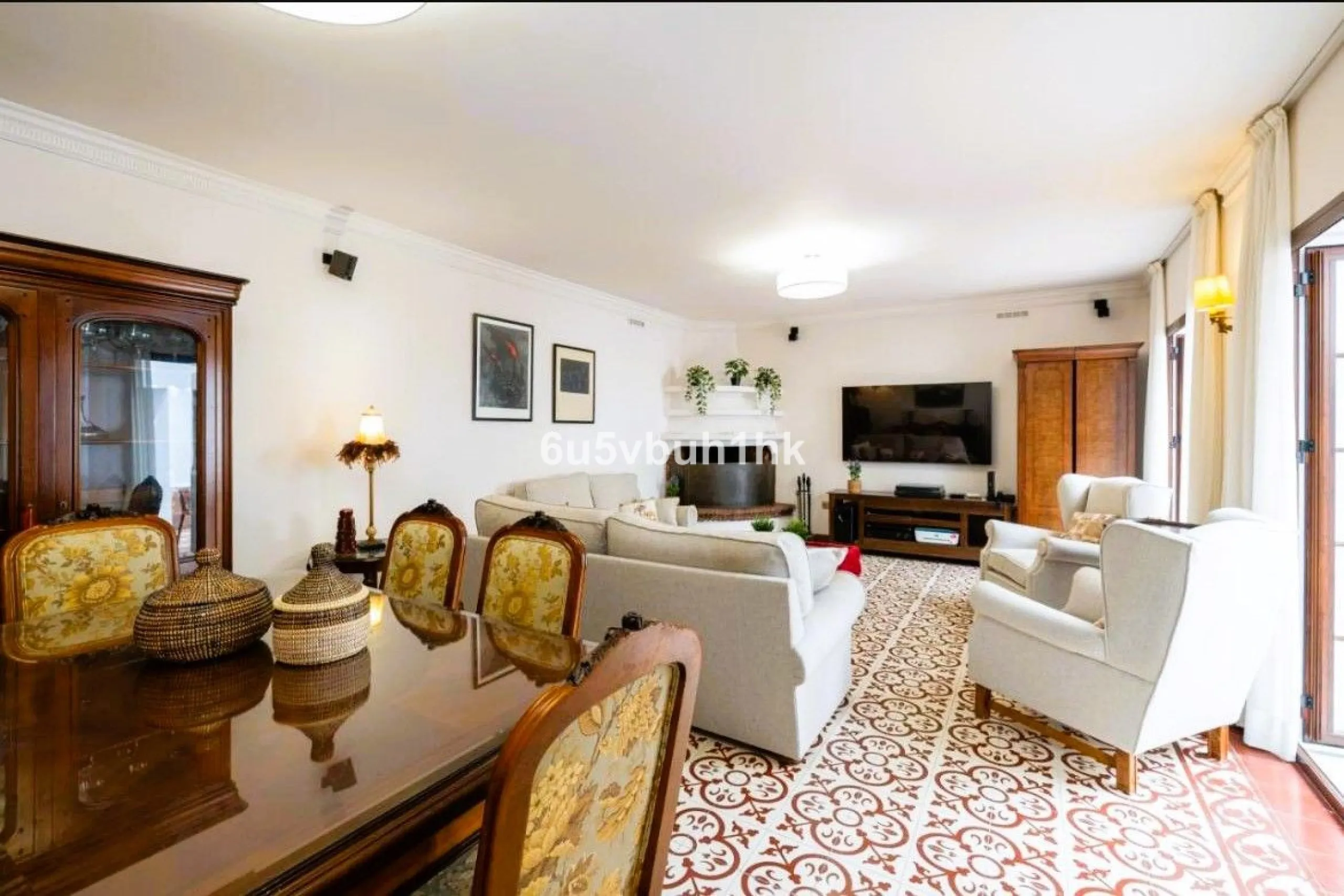 We present this beautiful home, located in the heart of Fuengirola, a gem lovingly restored with respect for its historic origins. The property retains original features that add character and exclusivity, such as its charming Sevillian patio and carefull
