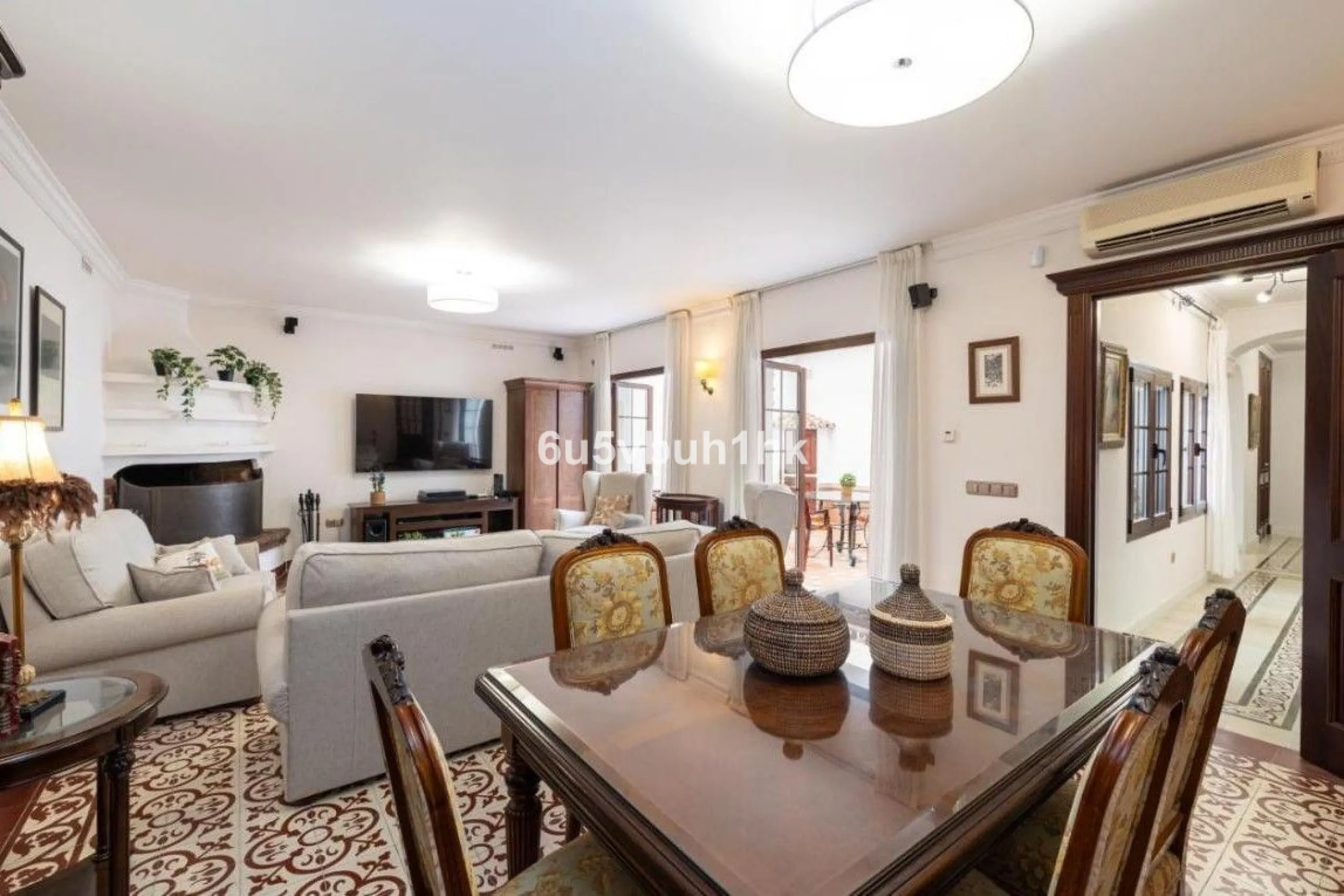 We present this beautiful home, located in the heart of Fuengirola, a gem lovingly restored with respect for its historic origins. The property retains original features that add character and exclusivity, such as its charming Sevillian patio and carefull