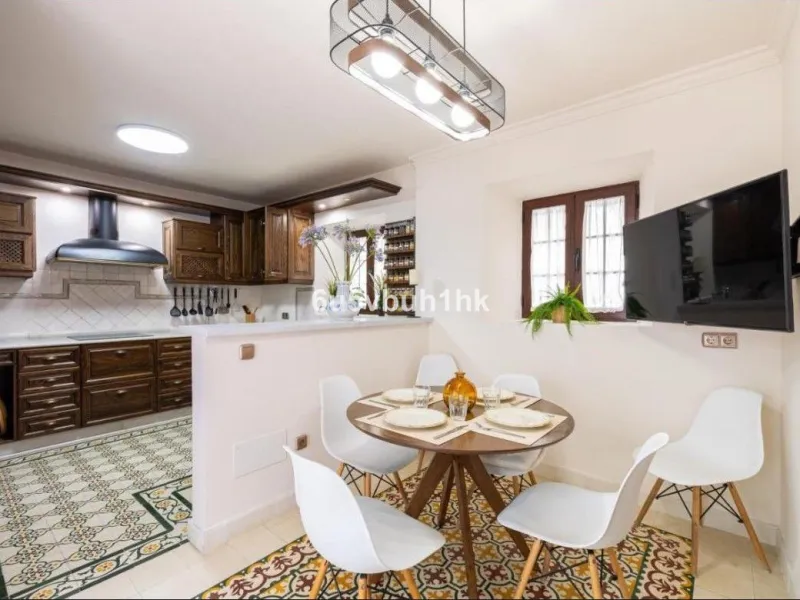 We present this beautiful home, located in the heart of Fuengirola, a gem lovingly restored with respect for its historic origins. The property retains original features that add character and exclusivity, such as its charming Sevillian patio and carefull