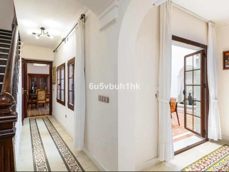 We present this beautiful home, located in the heart of Fuengirola, a gem lovingly restored with respect for its historic origins. The property retains original features that add character and exclusivity, such as its charming Sevillian patio and carefull