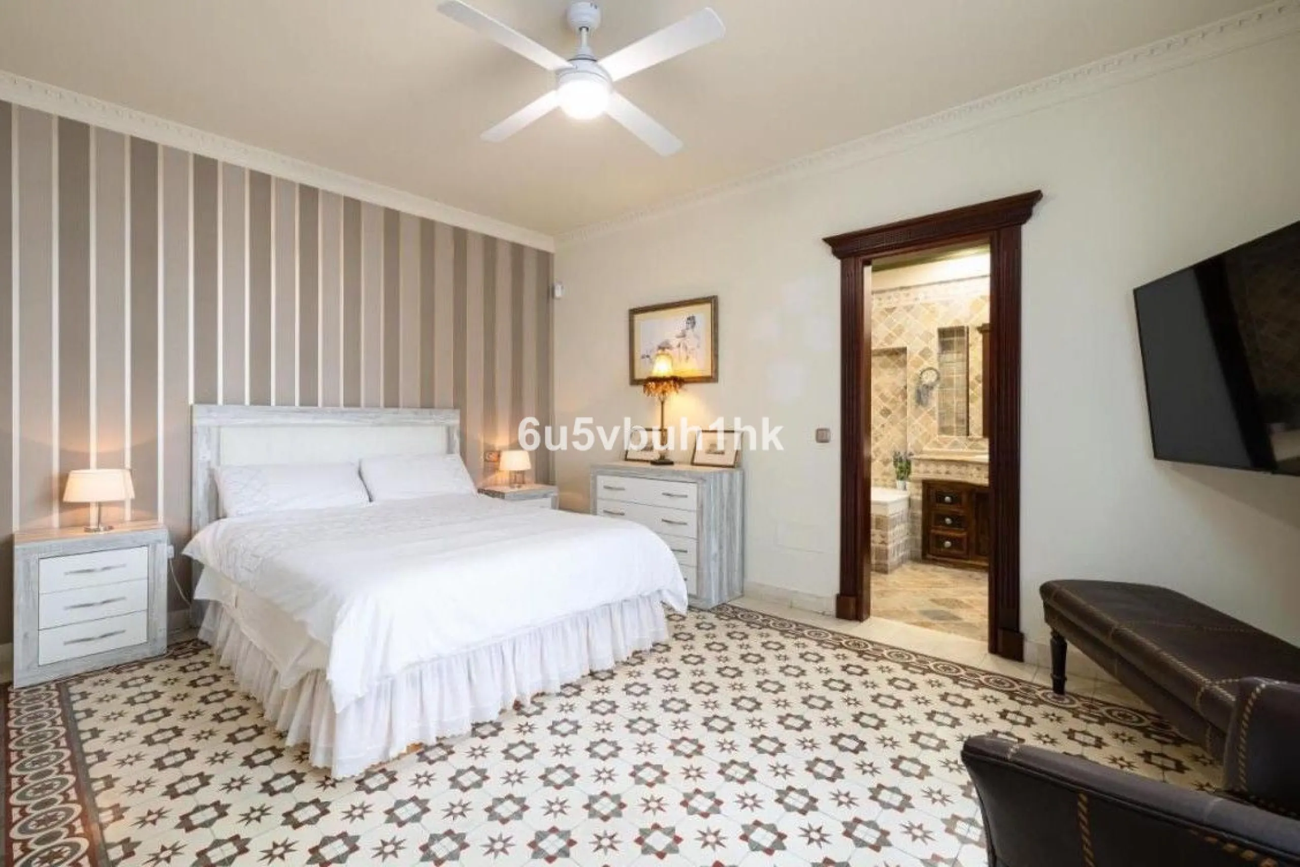 We present this beautiful home, located in the heart of Fuengirola, a gem lovingly restored with respect for its historic origins. The property retains original features that add character and exclusivity, such as its charming Sevillian patio and carefull