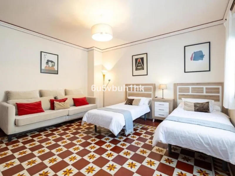 We present this beautiful home, located in the heart of Fuengirola, a gem lovingly restored with respect for its historic origins. The property retains original features that add character and exclusivity, such as its charming Sevillian patio and carefull