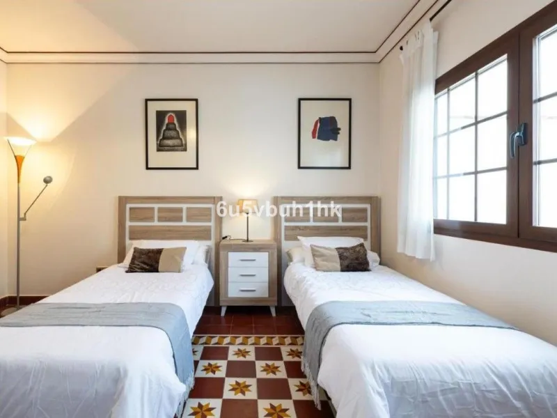 We present this beautiful home, located in the heart of Fuengirola, a gem lovingly restored with respect for its historic origins. The property retains original features that add character and exclusivity, such as its charming Sevillian patio and carefull