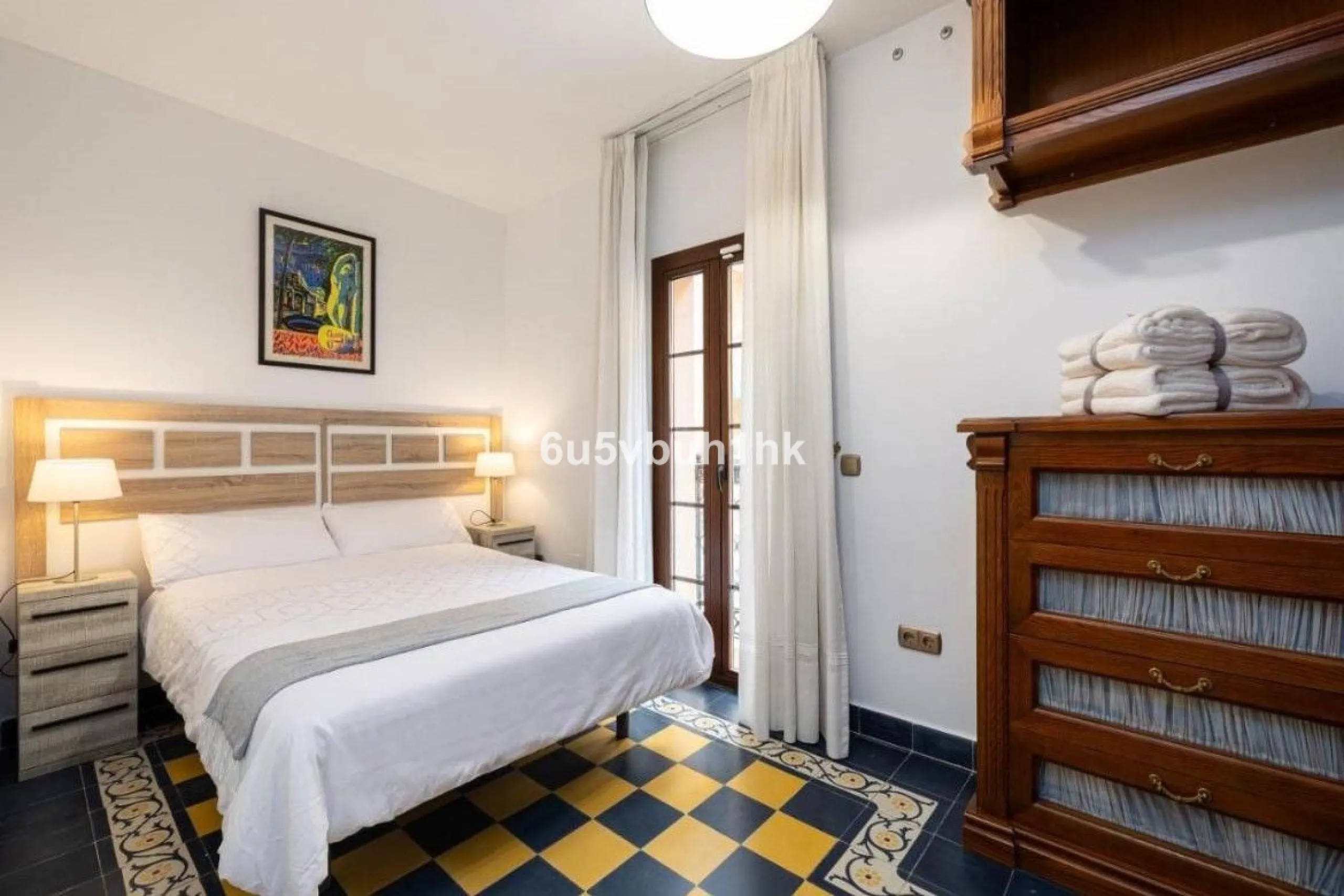 We present this beautiful home, located in the heart of Fuengirola, a gem lovingly restored with respect for its historic origins. The property retains original features that add character and exclusivity, such as its charming Sevillian patio and carefull