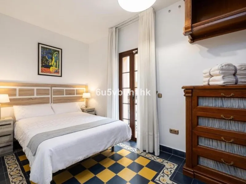 We present this beautiful home, located in the heart of Fuengirola, a gem lovingly restored with respect for its historic origins. The property retains original features that add character and exclusivity, such as its charming Sevillian patio and carefull