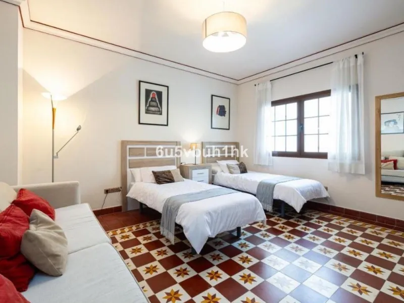 We present this beautiful home, located in the heart of Fuengirola, a gem lovingly restored with respect for its historic origins. The property retains original features that add character and exclusivity, such as its charming Sevillian patio and carefull