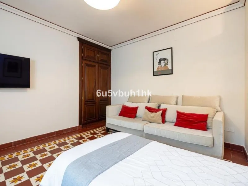 We present this beautiful home, located in the heart of Fuengirola, a gem lovingly restored with respect for its historic origins. The property retains original features that add character and exclusivity, such as its charming Sevillian patio and carefull