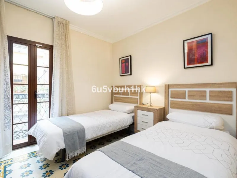 We present this beautiful home, located in the heart of Fuengirola, a gem lovingly restored with respect for its historic origins. The property retains original features that add character and exclusivity, such as its charming Sevillian patio and carefull