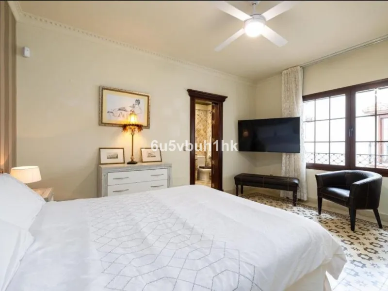 We present this beautiful home, located in the heart of Fuengirola, a gem lovingly restored with respect for its historic origins. The property retains original features that add character and exclusivity, such as its charming Sevillian patio and carefull