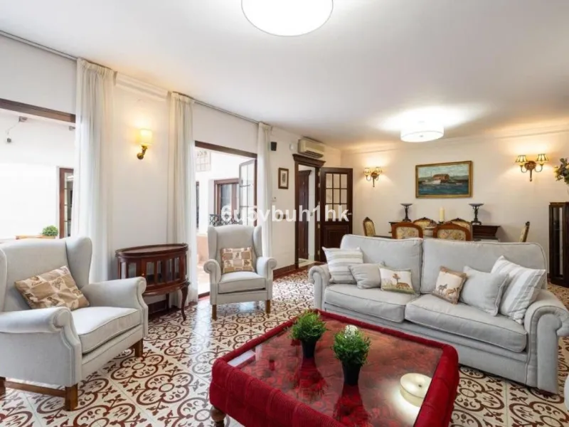 We present this beautiful home, located in the heart of Fuengirola, a gem lovingly restored with respect for its historic origins. The property retains original features that add character and exclusivity, such as its charming Sevillian patio and carefull