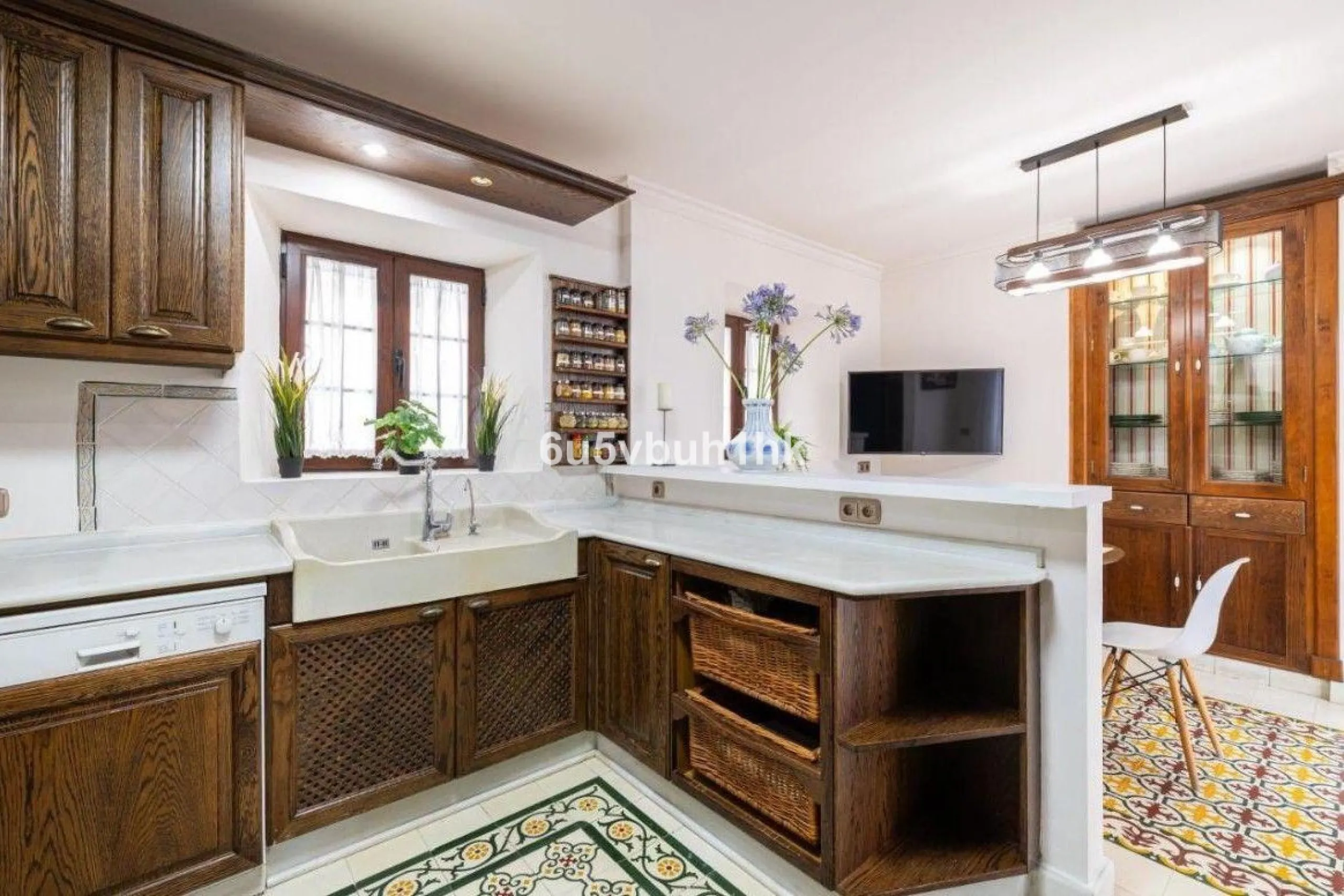 We present this beautiful home, located in the heart of Fuengirola, a gem lovingly restored with respect for its historic origins. The property retains original features that add character and exclusivity, such as its charming Sevillian patio and carefull