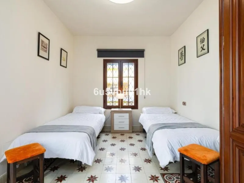We present this beautiful home, located in the heart of Fuengirola, a gem lovingly restored with respect for its historic origins. The property retains original features that add character and exclusivity, such as its charming Sevillian patio and carefull