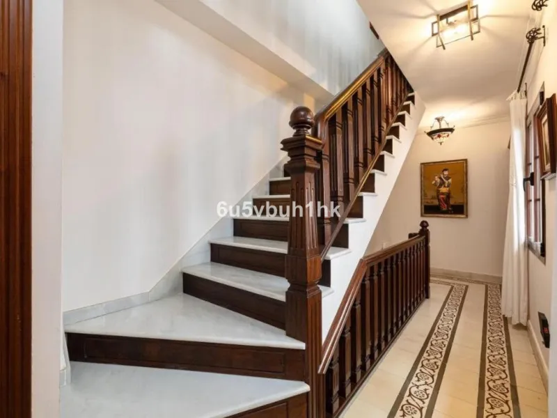 We present this beautiful home, located in the heart of Fuengirola, a gem lovingly restored with respect for its historic origins. The property retains original features that add character and exclusivity, such as its charming Sevillian patio and carefull