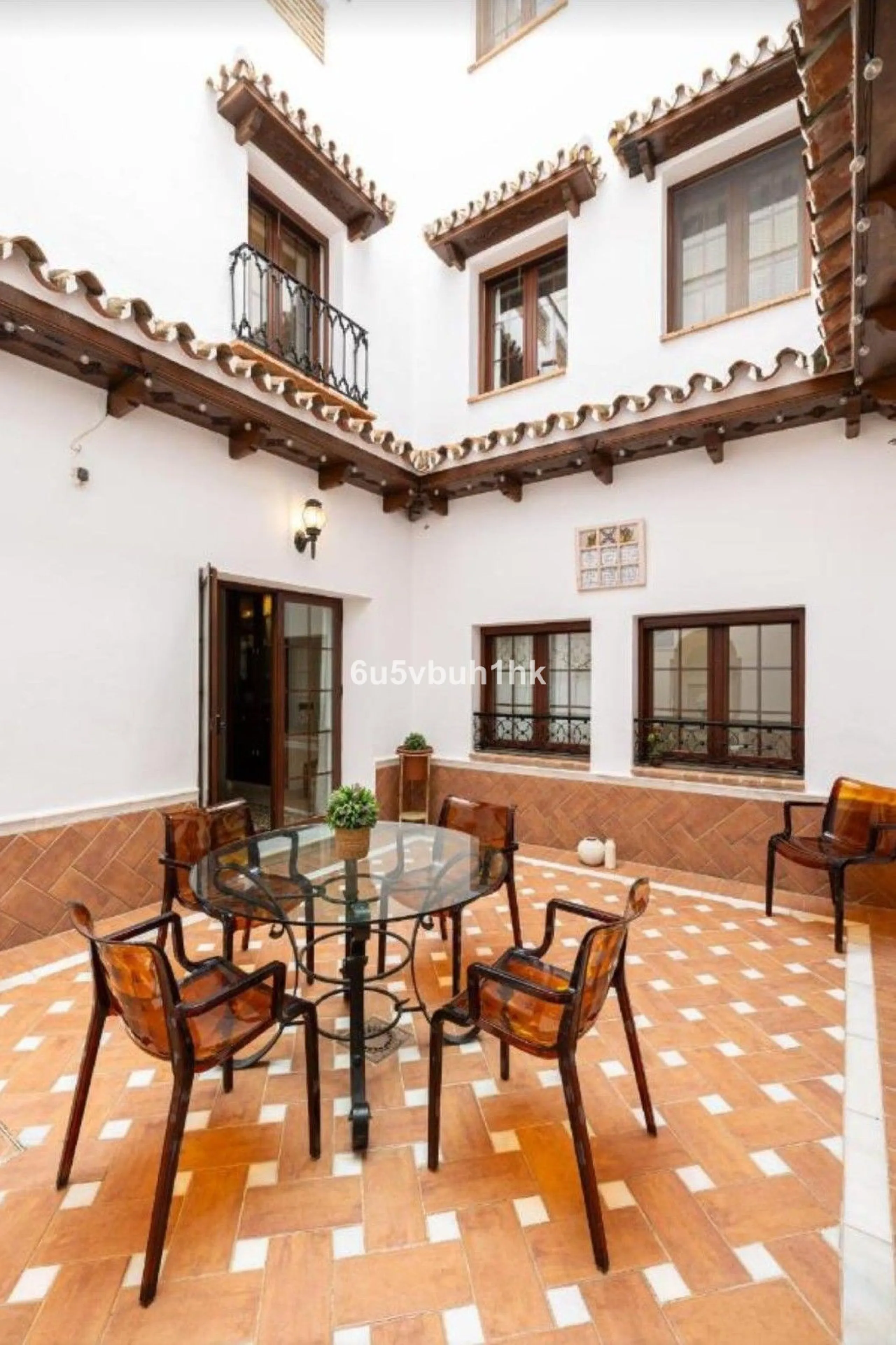 We present this beautiful home, located in the heart of Fuengirola, a gem lovingly restored with respect for its historic origins. The property retains original features that add character and exclusivity, such as its charming Sevillian patio and carefull
