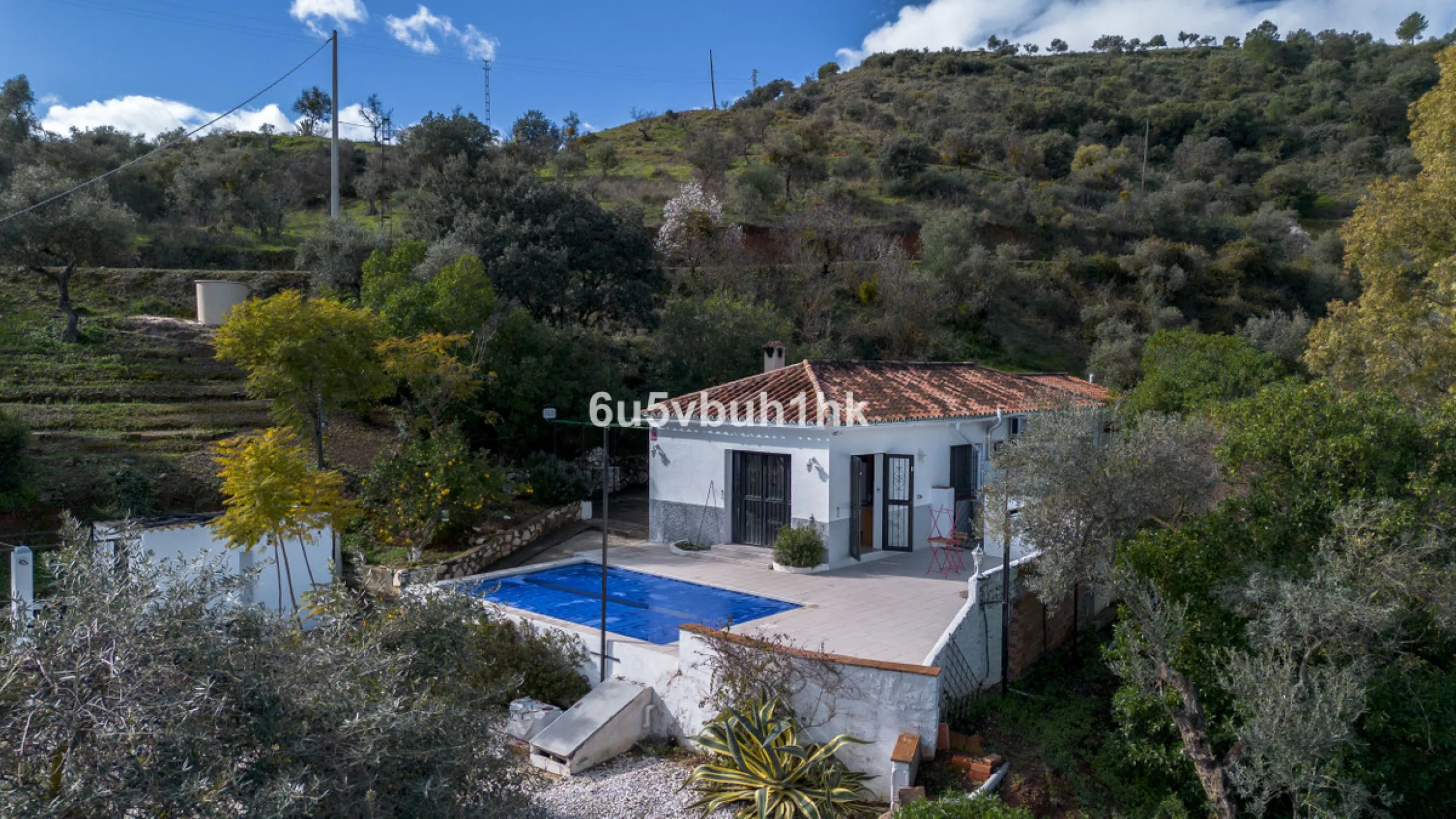 Nestled in the countryside between the towns of Alhaurin el Grande and Coin is this wonderful three bedroom property. With easy access to the main road, from its´elevated position this home offers breathtaking views across the surrounding countryside to t