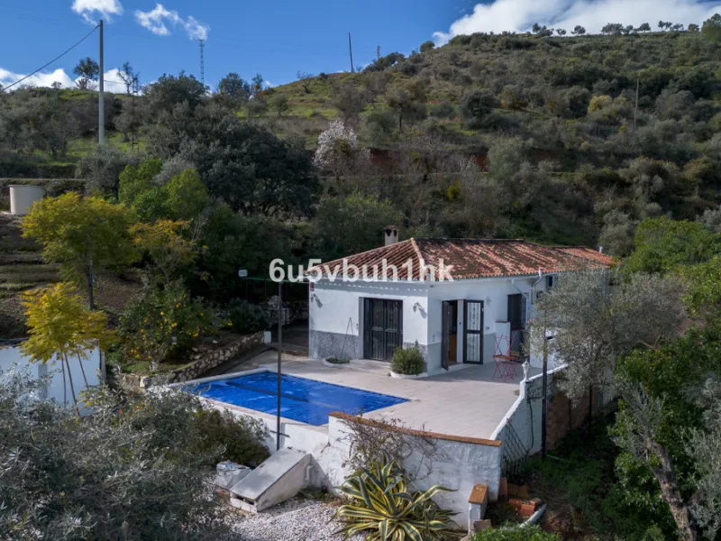 Nestled in the countryside between the towns of Alhaurin el Grande and Coin is this wonderful three bedroom property. With easy access to the main road, from its´elevated position this home offers breathtaking views across the surrounding countryside to t