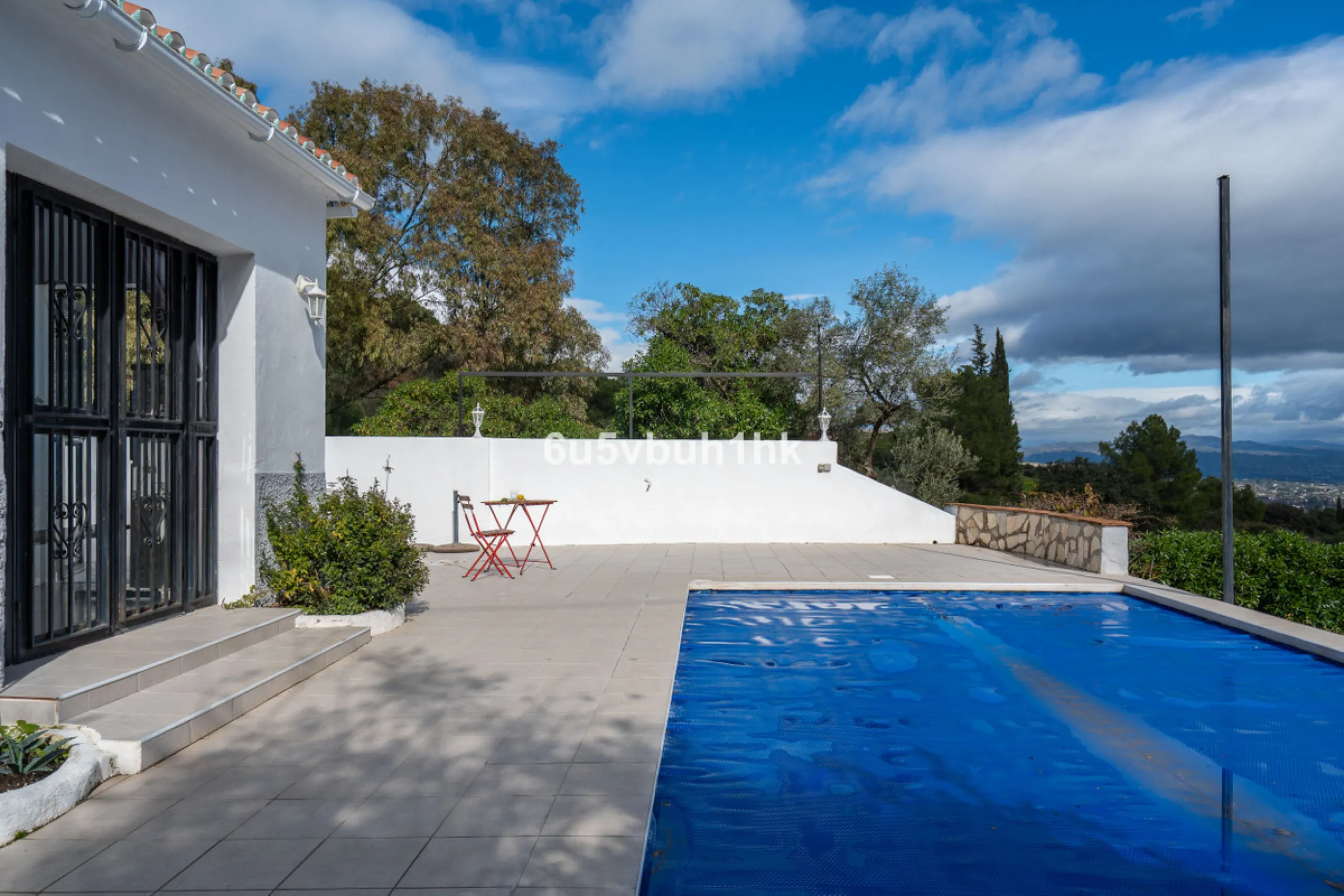 Nestled in the countryside between the towns of Alhaurin el Grande and Coin is this wonderful three bedroom property. With easy access to the main road, from its´elevated position this home offers breathtaking views across the surrounding countryside to t