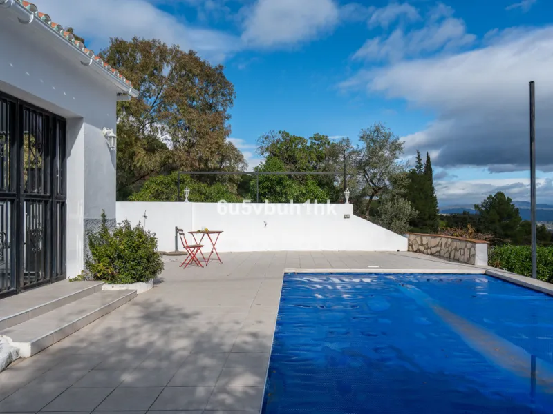 Nestled in the countryside between the towns of Alhaurin el Grande and Coin is this wonderful three bedroom property. With easy access to the main road, from its´elevated position this home offers breathtaking views across the surrounding countryside to t