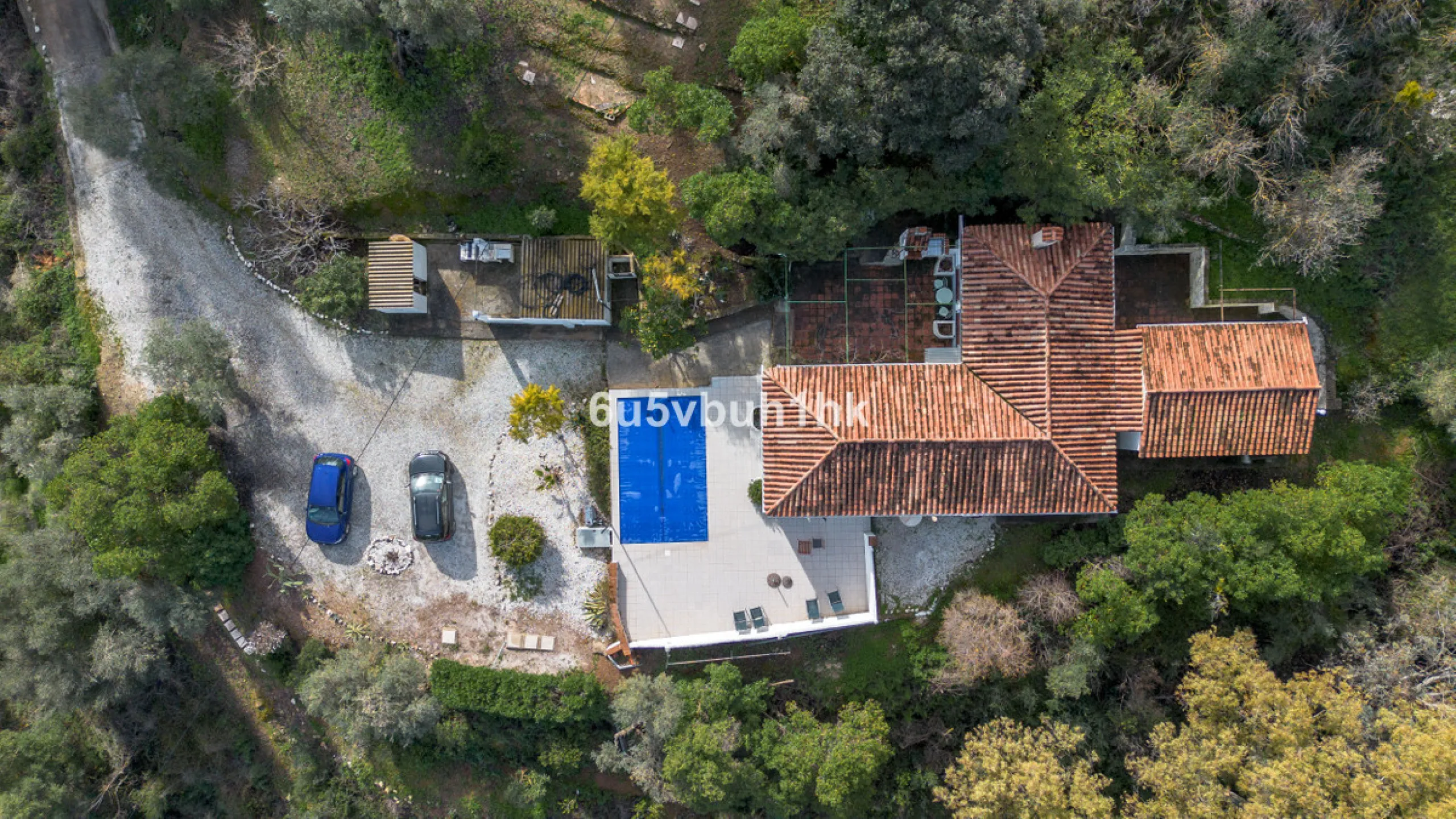 Nestled in the countryside between the towns of Alhaurin el Grande and Coin is this wonderful three bedroom property. With easy access to the main road, from its´elevated position this home offers breathtaking views across the surrounding countryside to t