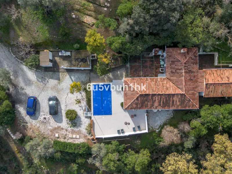 Nestled in the countryside between the towns of Alhaurin el Grande and Coin is this wonderful three bedroom property. With easy access to the main road, from its´elevated position this home offers breathtaking views across the surrounding countryside to t