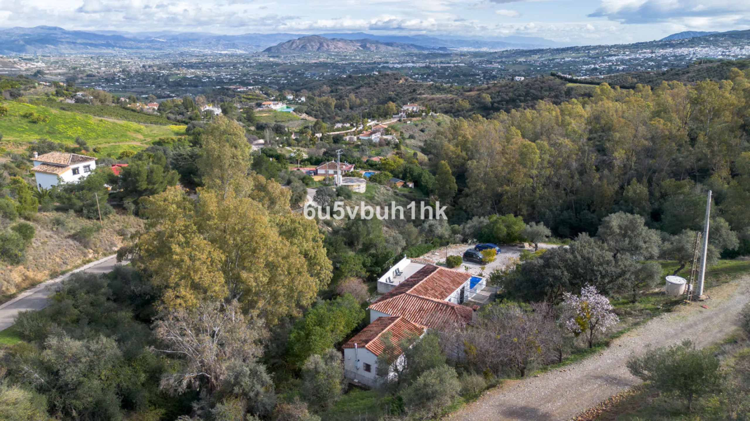 Nestled in the countryside between the towns of Alhaurin el Grande and Coin is this wonderful three bedroom property. With easy access to the main road, from its´elevated position this home offers breathtaking views across the surrounding countryside to t