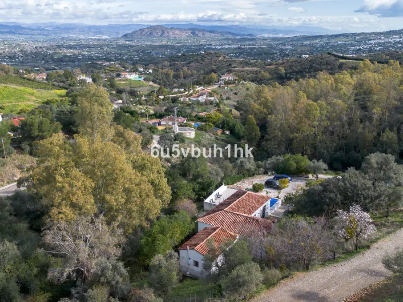 Nestled in the countryside between the towns of Alhaurin el Grande and Coin is this wonderful three bedroom property. With easy access to the main road, from its´elevated position this home offers breathtaking views across the surrounding countryside to t