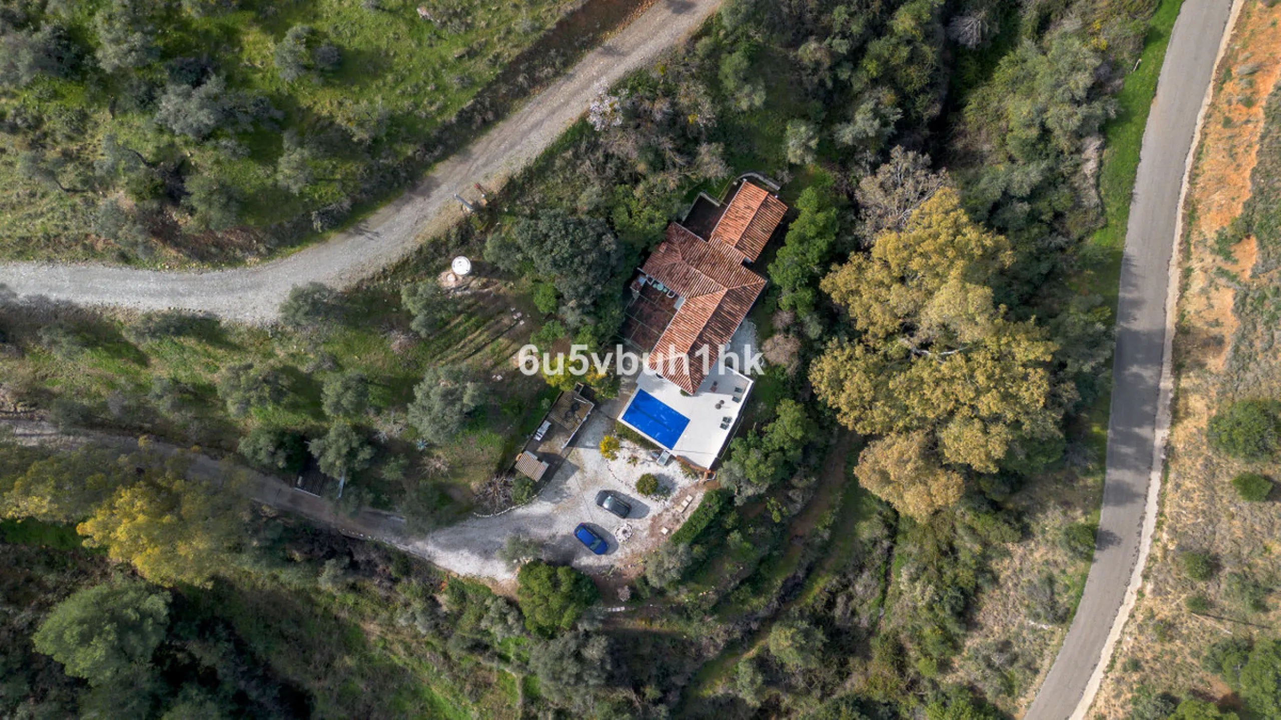 Nestled in the countryside between the towns of Alhaurin el Grande and Coin is this wonderful three bedroom property. With easy access to the main road, from its´elevated position this home offers breathtaking views across the surrounding countryside to t