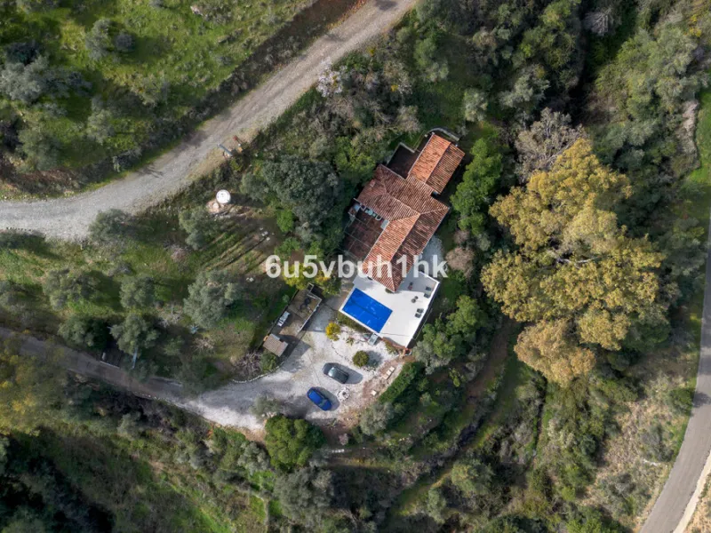 Nestled in the countryside between the towns of Alhaurin el Grande and Coin is this wonderful three bedroom property. With easy access to the main road, from its´elevated position this home offers breathtaking views across the surrounding countryside to t