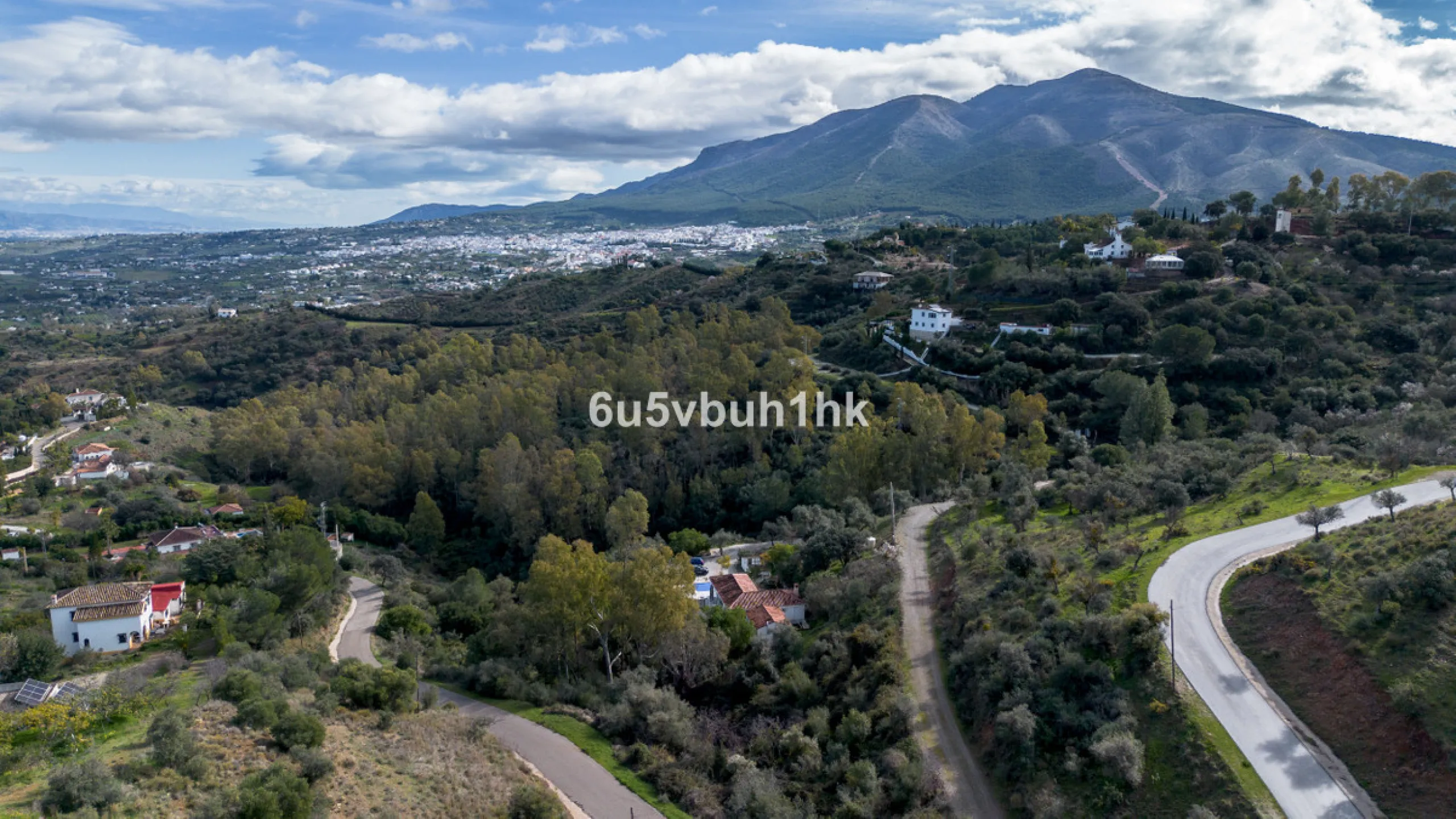 Nestled in the countryside between the towns of Alhaurin el Grande and Coin is this wonderful three bedroom property. With easy access to the main road, from its´elevated position this home offers breathtaking views across the surrounding countryside to t