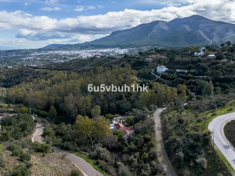 Nestled in the countryside between the towns of Alhaurin el Grande and Coin is this wonderful three bedroom property. With easy access to the main road, from its´elevated position this home offers breathtaking views across the surrounding countryside to t