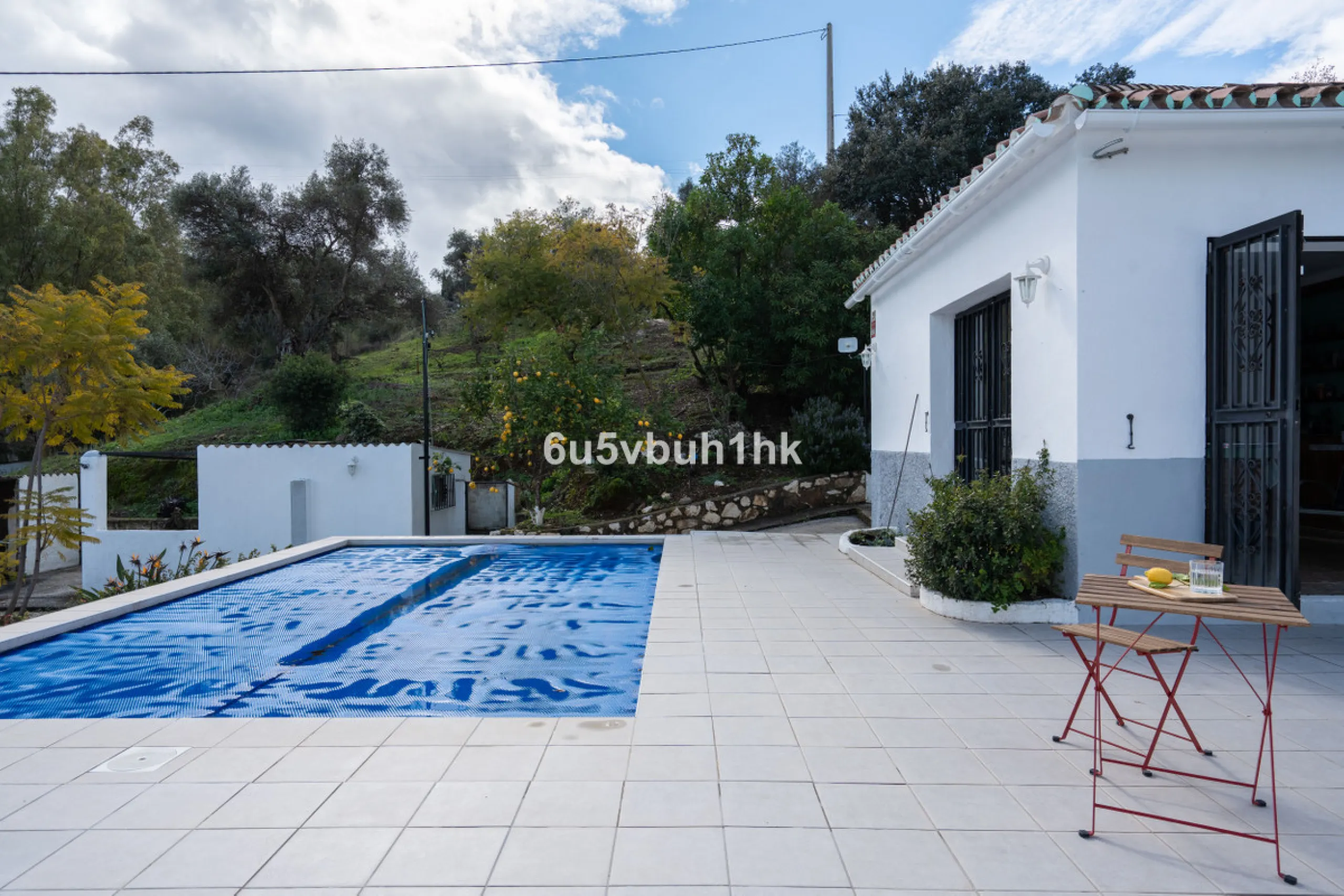 Nestled in the countryside between the towns of Alhaurin el Grande and Coin is this wonderful three bedroom property. With easy access to the main road, from its´elevated position this home offers breathtaking views across the surrounding countryside to t