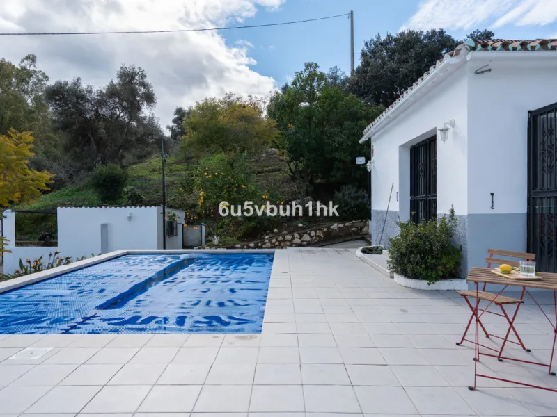 Nestled in the countryside between the towns of Alhaurin el Grande and Coin is this wonderful three bedroom property. With easy access to the main road, from its´elevated position this home offers breathtaking views across the surrounding countryside to t