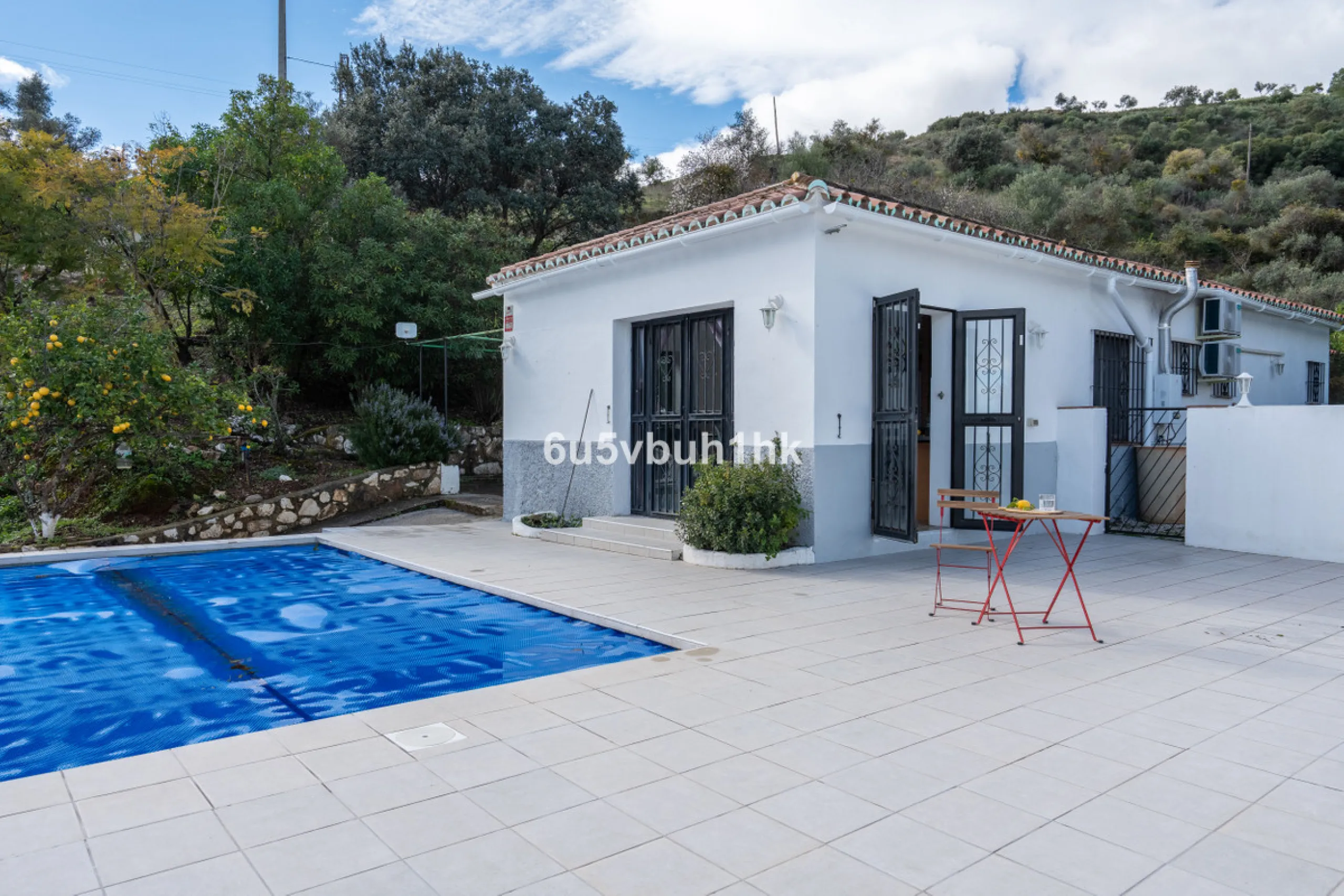 Nestled in the countryside between the towns of Alhaurin el Grande and Coin is this wonderful three bedroom property. With easy access to the main road, from its´elevated position this home offers breathtaking views across the surrounding countryside to t