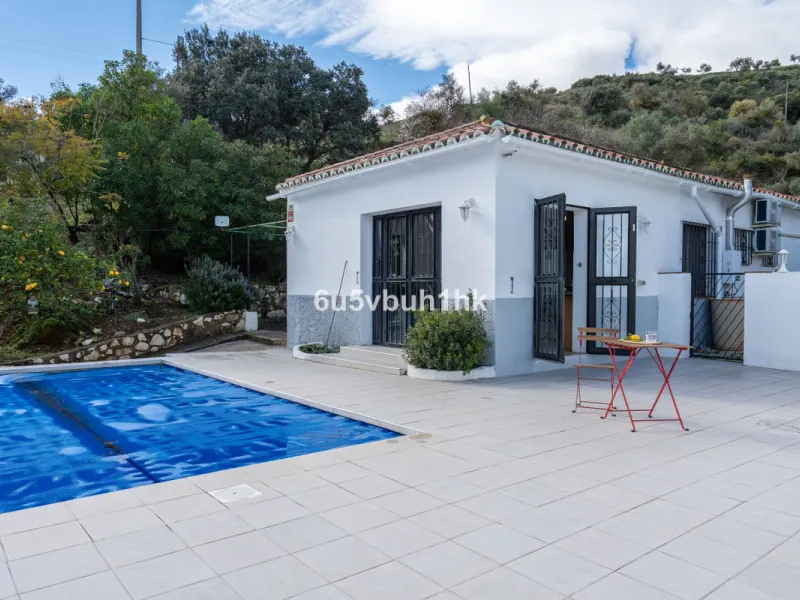 Nestled in the countryside between the towns of Alhaurin el Grande and Coin is this wonderful three bedroom property. With easy access to the main road, from its´elevated position this home offers breathtaking views across the surrounding countryside to t