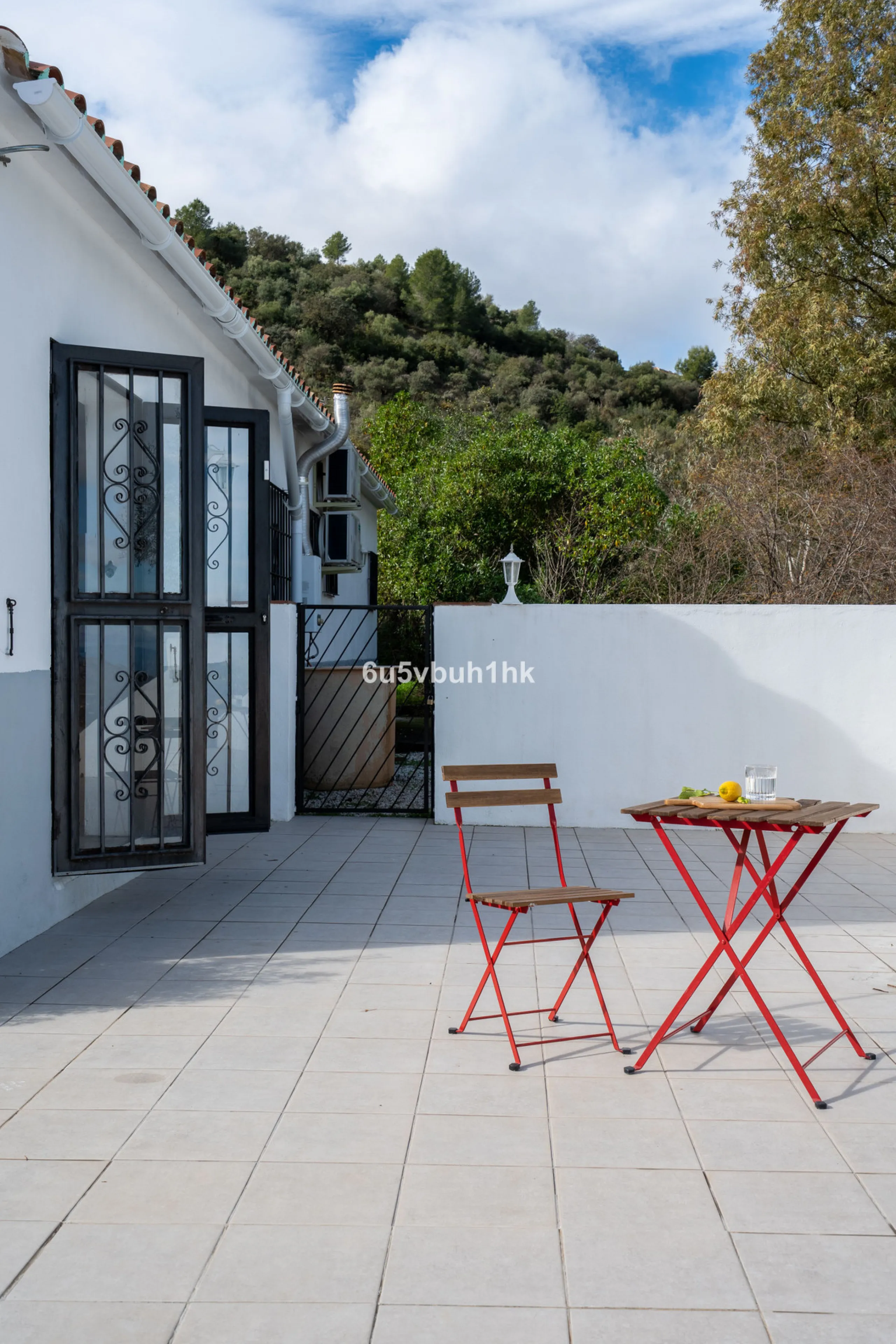 Nestled in the countryside between the towns of Alhaurin el Grande and Coin is this wonderful three bedroom property. With easy access to the main road, from its´elevated position this home offers breathtaking views across the surrounding countryside to t