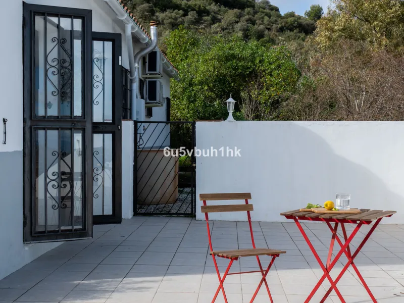 Nestled in the countryside between the towns of Alhaurin el Grande and Coin is this wonderful three bedroom property. With easy access to the main road, from its´elevated position this home offers breathtaking views across the surrounding countryside to t