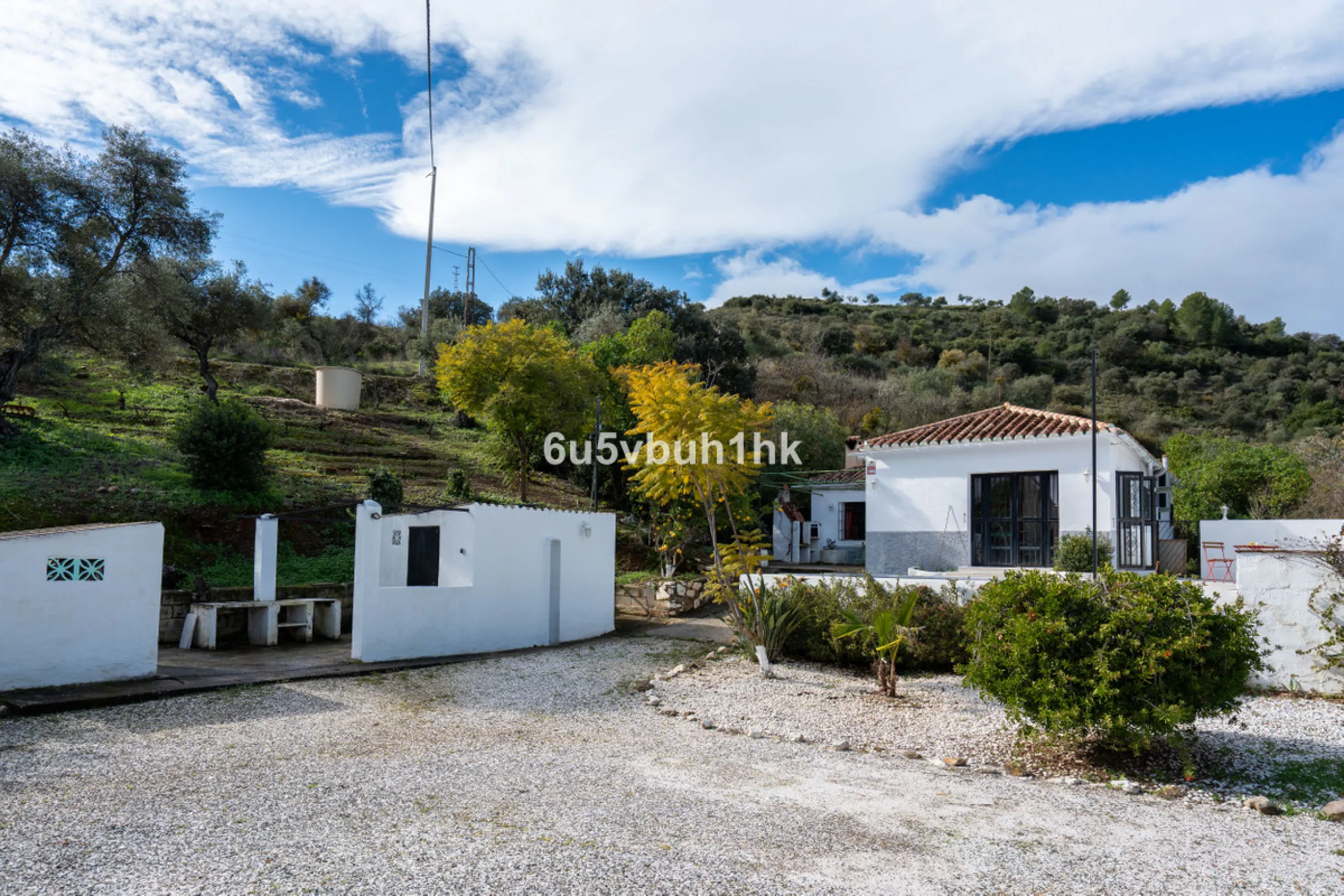 Nestled in the countryside between the towns of Alhaurin el Grande and Coin is this wonderful three bedroom property. With easy access to the main road, from its´elevated position this home offers breathtaking views across the surrounding countryside to t
