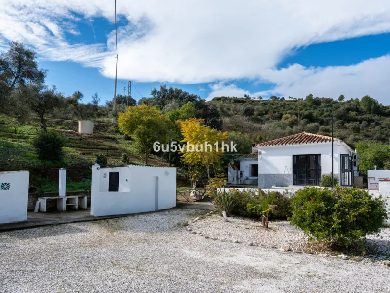Nestled in the countryside between the towns of Alhaurin el Grande and Coin is this wonderful three bedroom property. With easy access to the main road, from its´elevated position this home offers breathtaking views across the surrounding countryside to t