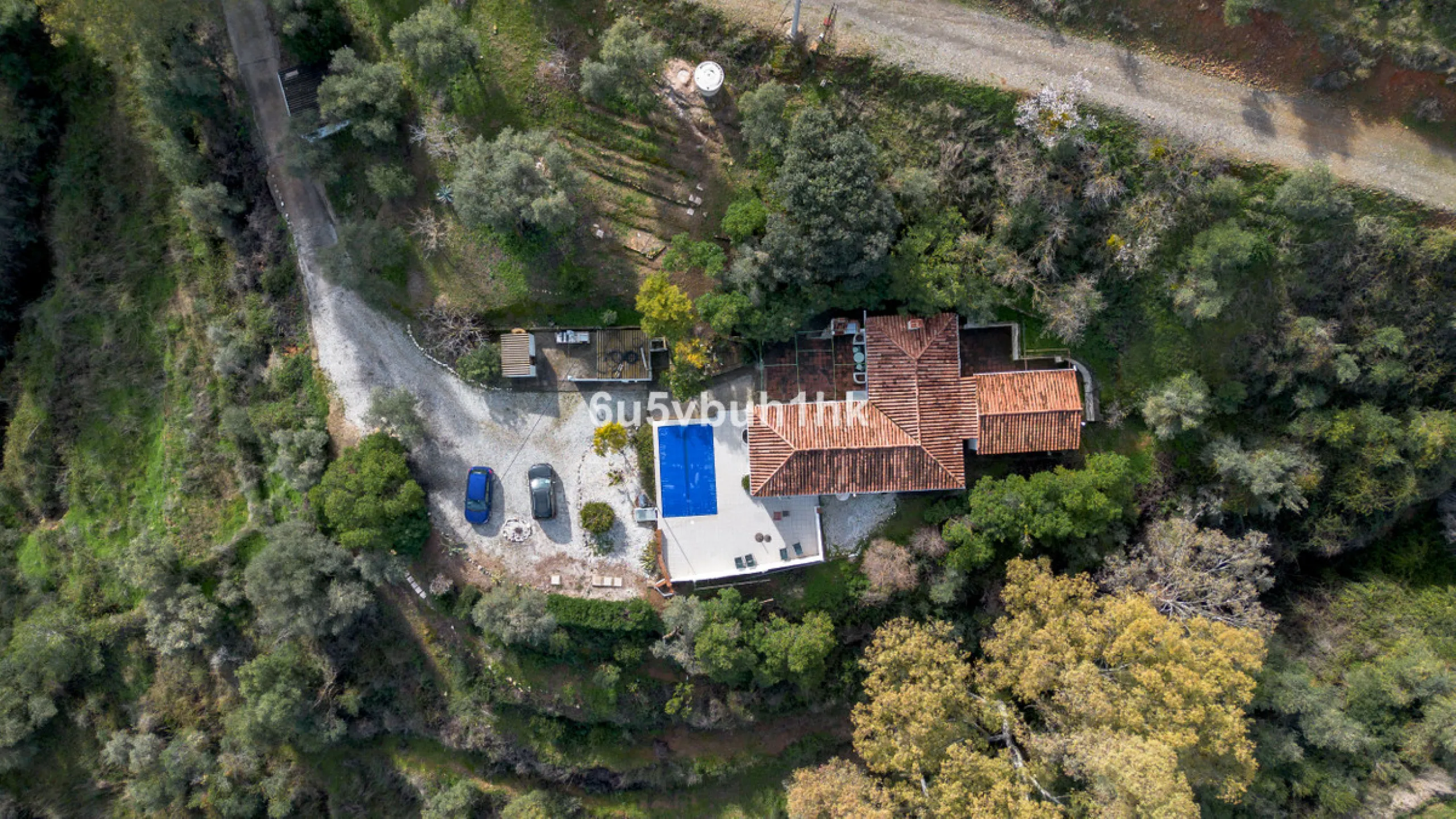Nestled in the countryside between the towns of Alhaurin el Grande and Coin is this wonderful three bedroom property. With easy access to the main road, from its´elevated position this home offers breathtaking views across the surrounding countryside to t