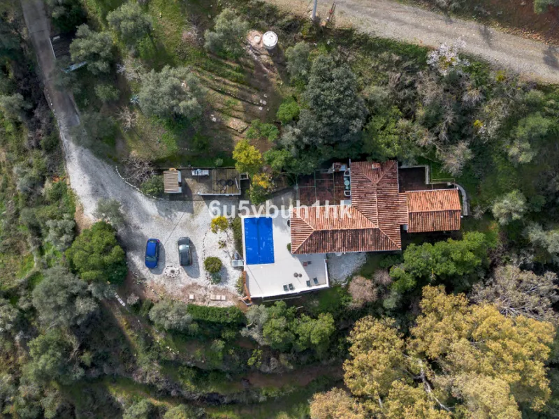 Nestled in the countryside between the towns of Alhaurin el Grande and Coin is this wonderful three bedroom property. With easy access to the main road, from its´elevated position this home offers breathtaking views across the surrounding countryside to t