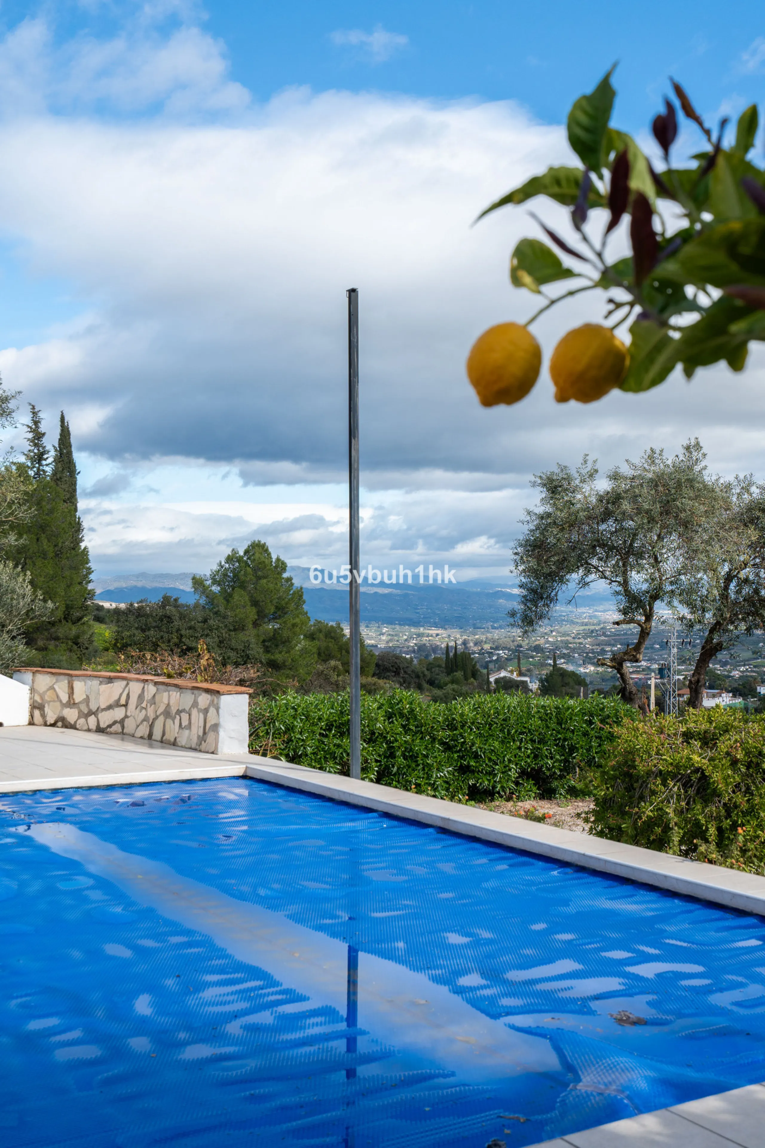 Nestled in the countryside between the towns of Alhaurin el Grande and Coin is this wonderful three bedroom property. With easy access to the main road, from its´elevated position this home offers breathtaking views across the surrounding countryside to t