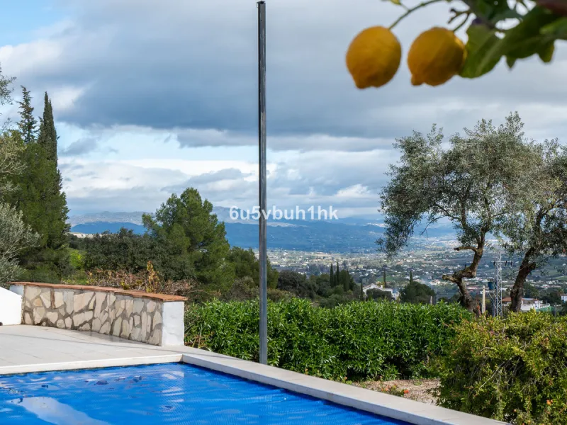 Nestled in the countryside between the towns of Alhaurin el Grande and Coin is this wonderful three bedroom property. With easy access to the main road, from its´elevated position this home offers breathtaking views across the surrounding countryside to t