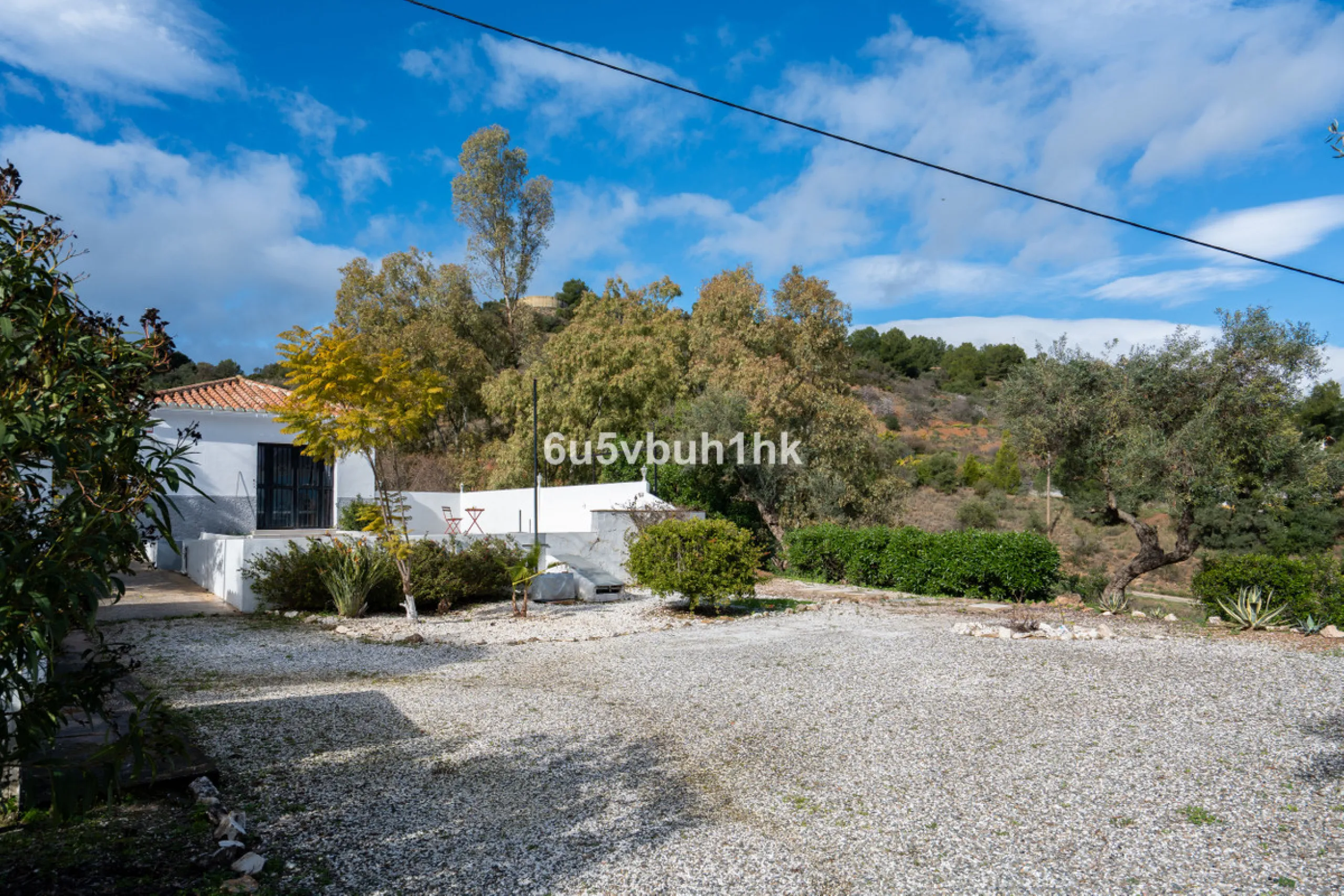 Nestled in the countryside between the towns of Alhaurin el Grande and Coin is this wonderful three bedroom property. With easy access to the main road, from its´elevated position this home offers breathtaking views across the surrounding countryside to t
