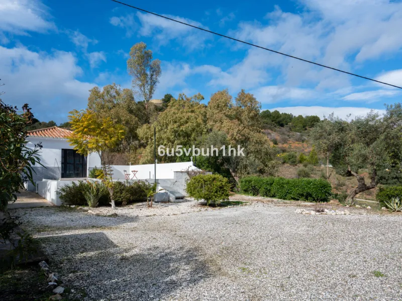 Nestled in the countryside between the towns of Alhaurin el Grande and Coin is this wonderful three bedroom property. With easy access to the main road, from its´elevated position this home offers breathtaking views across the surrounding countryside to t