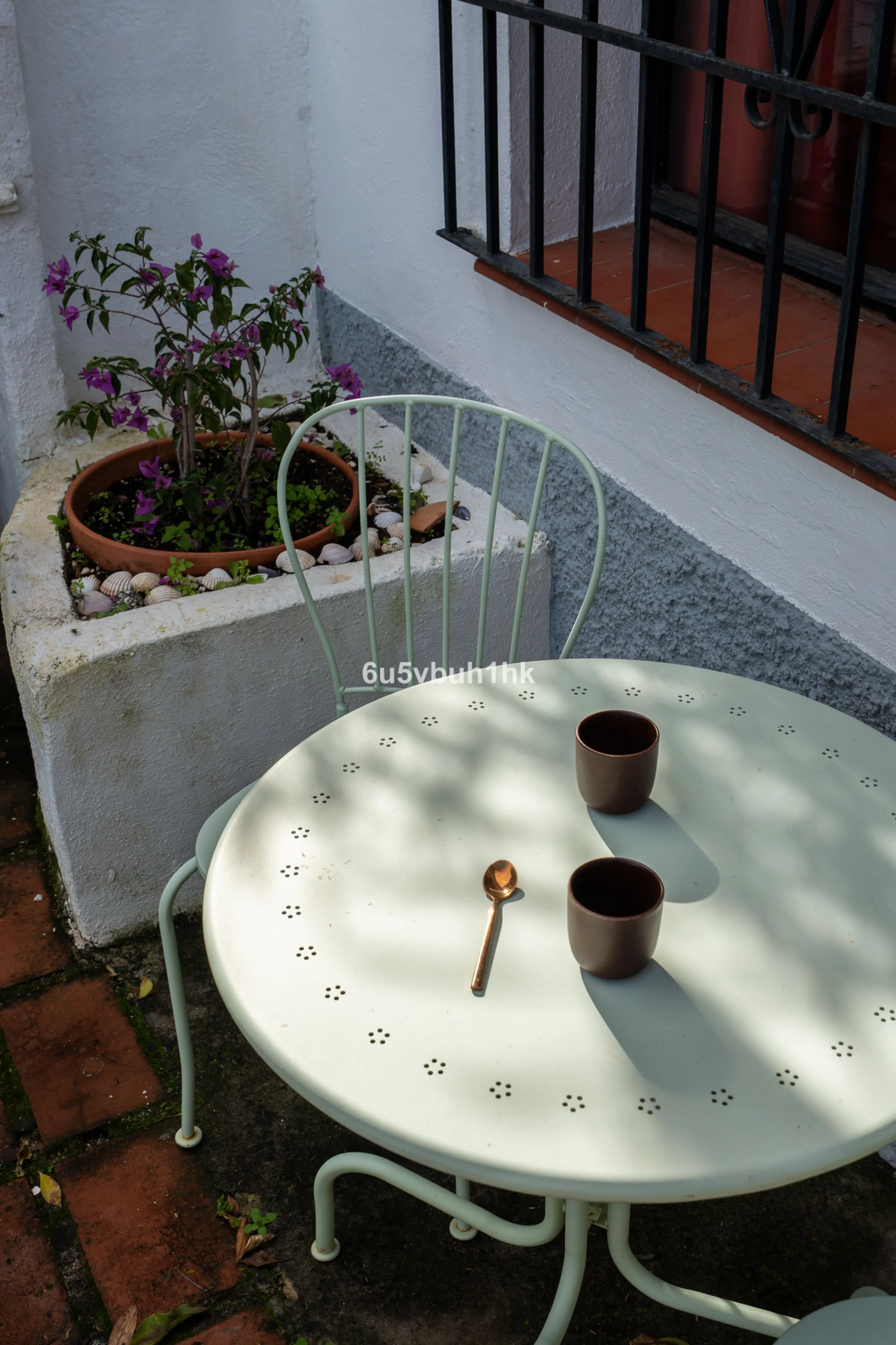 Nestled in the countryside between the towns of Alhaurin el Grande and Coin is this wonderful three bedroom property. With easy access to the main road, from its´elevated position this home offers breathtaking views across the surrounding countryside to t