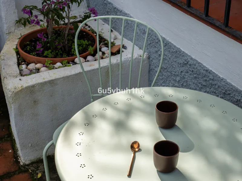 Nestled in the countryside between the towns of Alhaurin el Grande and Coin is this wonderful three bedroom property. With easy access to the main road, from its´elevated position this home offers breathtaking views across the surrounding countryside to t